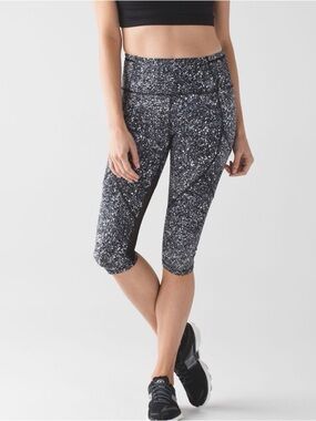 LULULEMON EUC SIZE 10 OUTRUN 17” crop/ Splatter white black